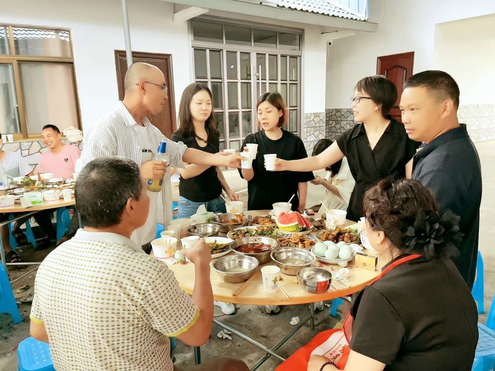 端午佳節(jié)即將來臨之際 四川博水環(huán)保 主管團(tuán)隊 攜節(jié)日禮品 ，向駐扎眉山工業(yè)園區(qū)污水處理廠項目駐地員工，送上深切的慰問和關(guān)懷